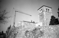 Mirmande.- La façade sud de l'église Sainte-Foy, pendant les travaux de restauration.