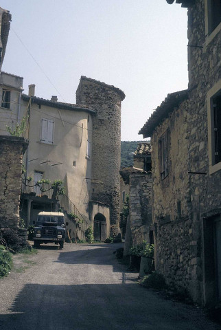 Rousset-les-Vignes.- Le château.