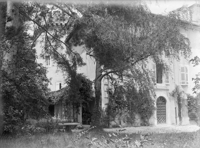 Charols, château de Salettes. - Vue de la façade sud-ouest et de la grosse tour.