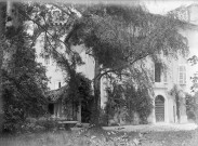 Charols, château de Salettes. - Vue de la façade sud-ouest et de la grosse tour.