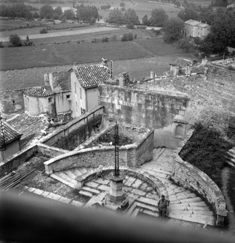 Grignan. - Vue du parvis de la collégiale Saint-Sauveur.