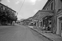 Tulette.- Place du Cheval Blanc.
