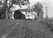 Charols, château de Salettes. - Vue de la façade sud depuis le terrain de croquet.