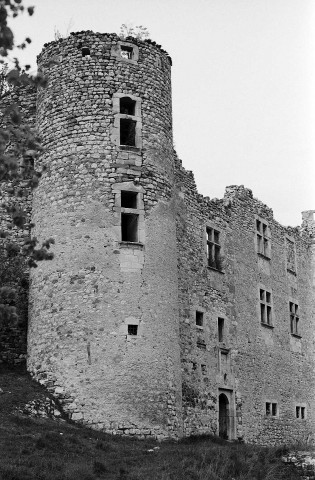 La Charce.- La tour sud-ouest du château.