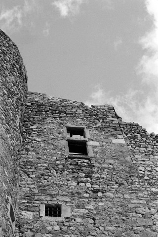 La Charce.- La façade et la tour ouest du château, avant travaux.