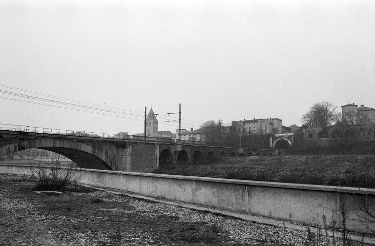 Saint-Vallier.- Les abords du château.