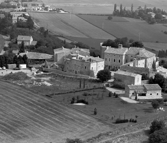 Vue aérienne du château reconstruit en 1965.