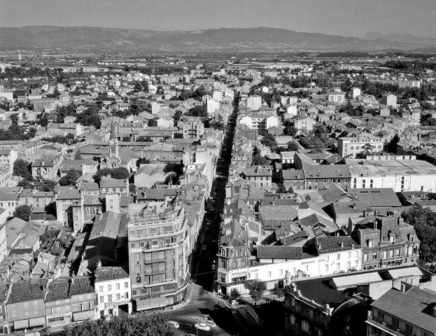 Valence.- Vue aérienne d'une partie de la ville, la rue des Alpes.
