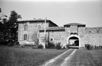 Bésayes. - La poterne d'entrée sud du domaine des Thévenins.