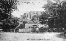 Grignan.- Vue du village de la place Castellane.