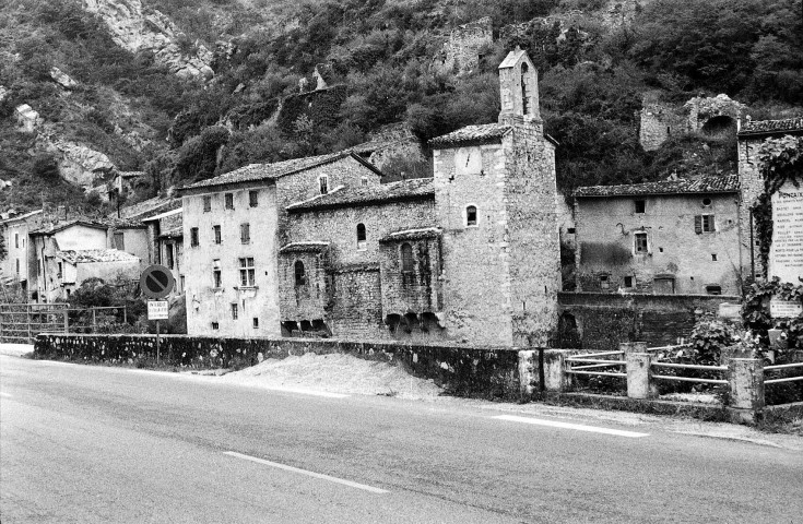 Pontaix. - Vue générale du village, au centre le temple.