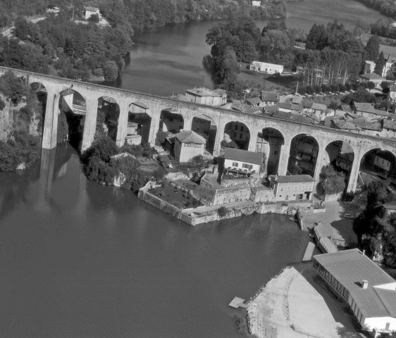 Vue aérienne de l'aqueduc et du plan d'eau de la Bourne.