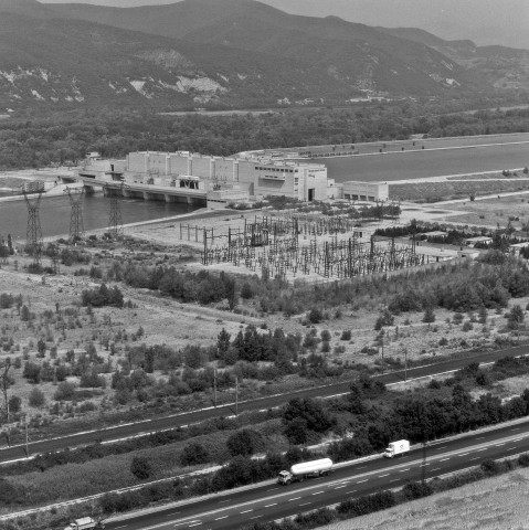 Vue aérienne du Rhône et le barrage de Baix Logis-Neuf.