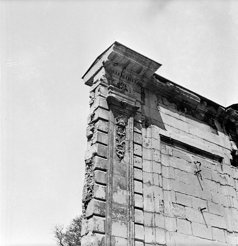 Valence. - Détail du portail de l'ancienne préfecture.