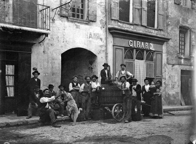 Buis-les-Baronnies.- Pressoir et vignerons, Grande-Rue.