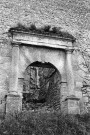 Montbrun-les-Bains.- Le porche du château, avant les travaux.