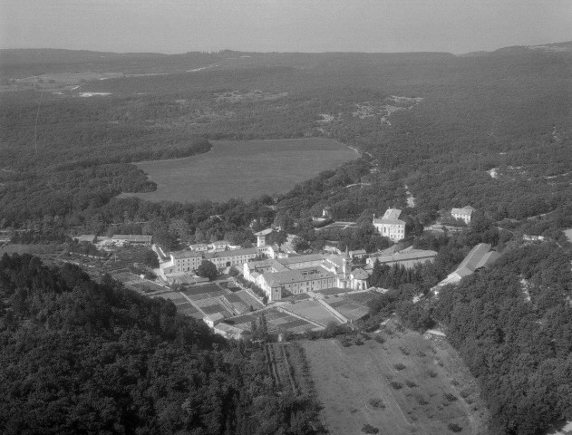 Montjoyer. - Vue aérienne de l'abbaye Notre Dame d'Aiguebelle.