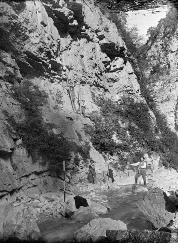 [Ouvriers au Saut de la Drôme] ou [création de la route des Grands Goulets (D518) entre Sainte-Eulalie-en-Royans et les Baraques-en-Vercors, à la sortie de Sainte-Eulalie, secteur des petits goulets].