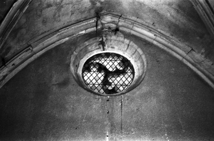 Montjoux. - Oculus de la chapelle du château.