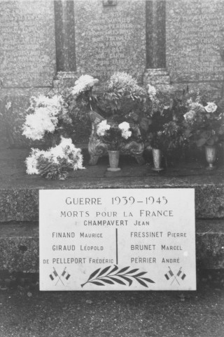 Non numéroté. Lieu : Saint-Barthélémy-de-Vals, gros plan de la plaque commémorative de la guerre 1939-1945 devant le monuments aux morts 1914-1918 situé dans le cimetière.