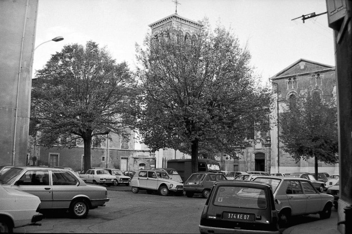 Valence. - Place des Ormeaux.