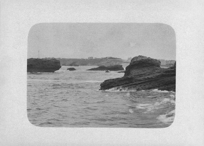 Biarritz (Pyrénées-Atlantiques). - Rochers dans l'océan.