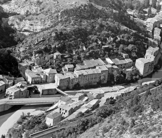 Vue aérienne du village et du pont sur la Drôme.