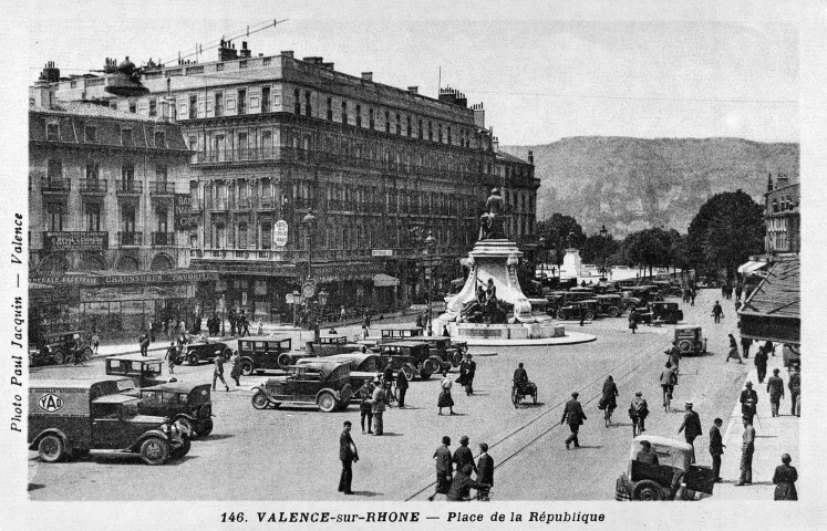 La place de la République et le monument Émile Augier.