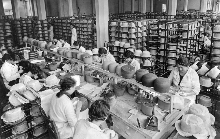Bourg-de-Péage. - Opération de la pose des des coiffes aux ateliers de la chapellerie Mossant (dans les années 1950).