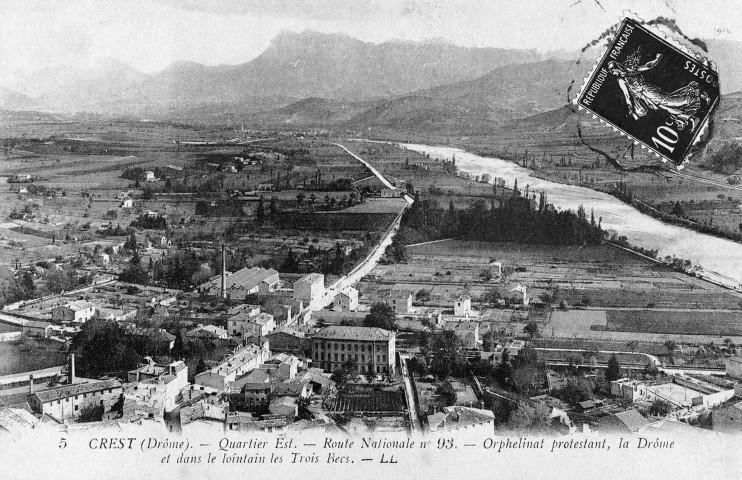 Crest. - Vue du quartier est du village et de la vallée de la Drôme.