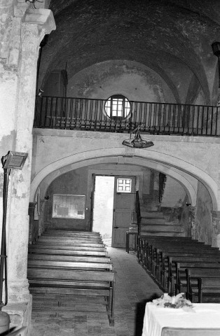 La Baume-de-Transit.- La nef et la tribune de l'église Sainte-Croix.