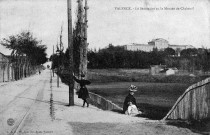 Valence.- L'actuelle avenue de Chabeuil, à droite la caserne Baquet, les rails du tramway de la ligne Valence Chabeuil mise en service le 1 mars 1894.