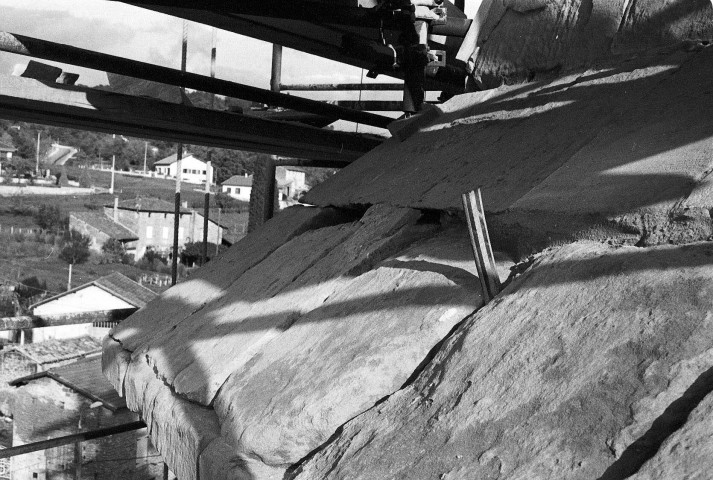 Mours-Saint-Eusèbe. - Le clocher de l'église Notre-Dame en travaux, en novembre 1977.