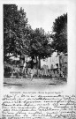 Dieulefit.- Cortège de communiants devant l'église saint-Roch.