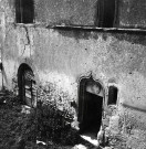 Manthes.- Façade sud de l'ancien Prieuré de bénédictins de l'ordre de Cluny.