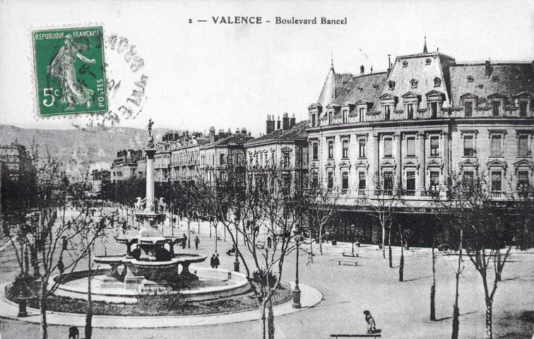 Le boulevard Bancel et la fontaine (1887).