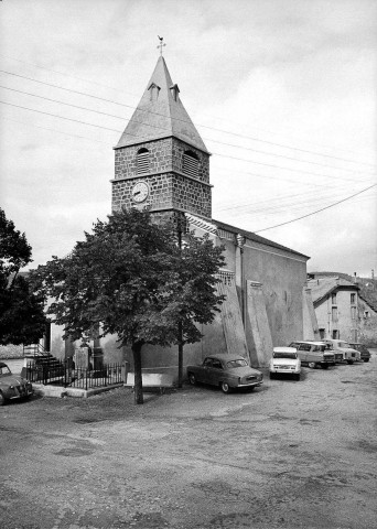 Saint-Julien-en-Vercors.- La place de l'église Saint Julien.