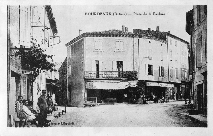 Bourdeaux.- Place de la Recluse.