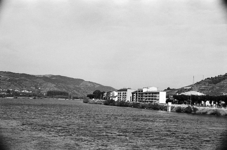 Tain-l'Hermitage. - Vue panoramique des quais.