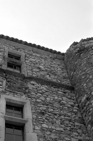 Rousset-les-Vignes.- Détail de la façade nord du château.