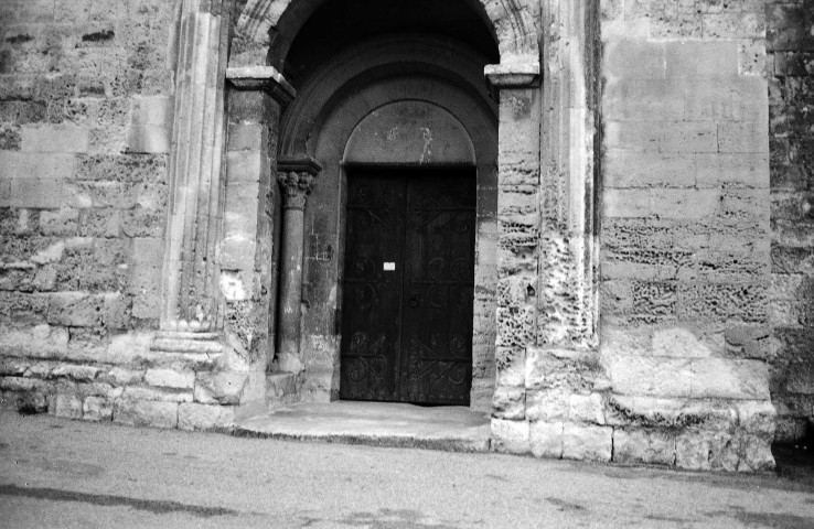 Saint-Restitut.- Le porche de l'église Saint-Restitut.