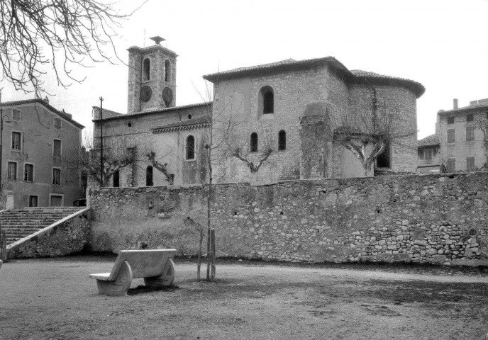 Saillans.- L'église Saint Gérard vue de la place de la République