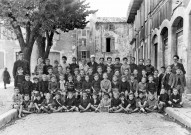 Photographie des classes CP et CE de l'école de garçons, place de l'église.