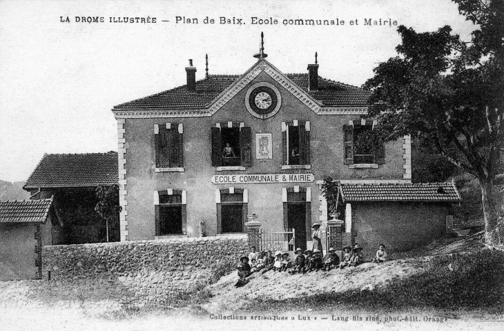 L'école et la mairie.