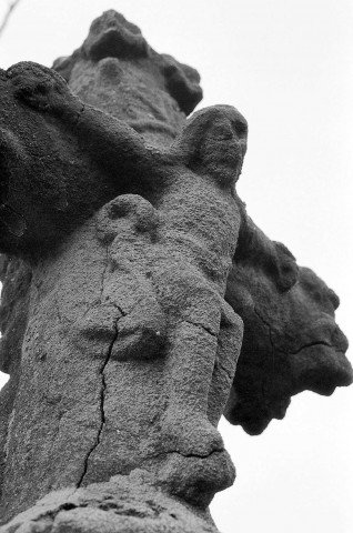 Chavannes. - Croix de chemin sur le domaine du château du Mouchet.