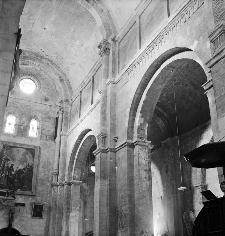 Saint-Paul-Trois-Châteaux. - Transept sud de la cathédrale Notre-Dame.