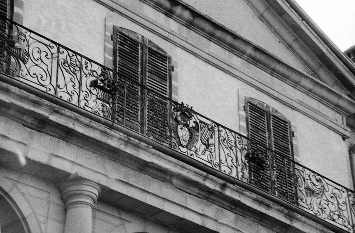 Triors.- Le balcon de la façade sud du château.