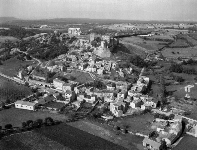Roussas.- Vue aérienne du village.