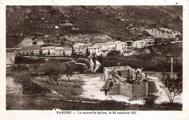 Construction de l'église Saint-Michel (le 23 octobre 1931).