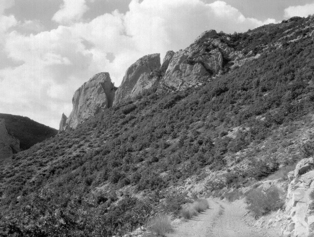 Pennes-le-Sec. - Les rochers de la Pale sur la route du col de Pennes